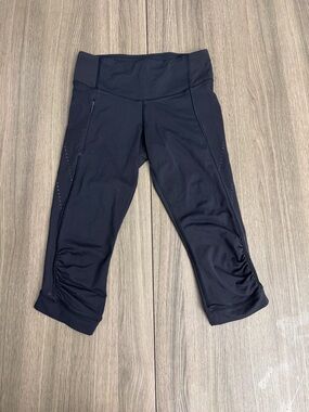 Lululemon Black Cropped Leggings Size 4 Ruched Hem Side Zip Pocket